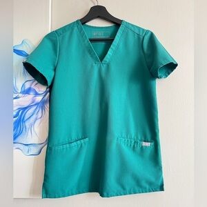 WearFigs Green Scrub Top in XXS